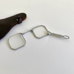 Läsglasögon i nysliver och i läderfodral utfällbara 1930-tal Retrolux antik