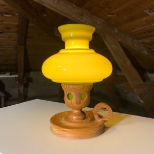 Elektrisk fotogenlampa med grön kupa och träfot Retrolux antik