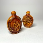 Parfymflaskor och smycke i ben med erotiska motiv Retrolux antik