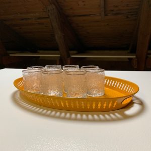 Serveringsbricka i orange plåt 1970-tal Retrolux antik