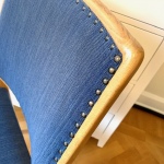 Karmstol i trä och nitar blå textil Retrolux antik