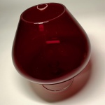Stor kupad röd konjaks kupa glasvas på fot Retrolux antik