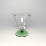 Cocktailglas konad på grön fot