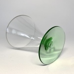 Cocktailglas konad på grön fot