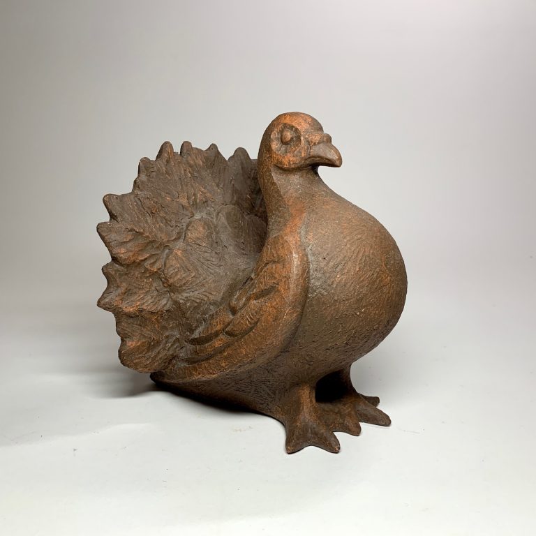 Påfågel i keramik av Åke Falk