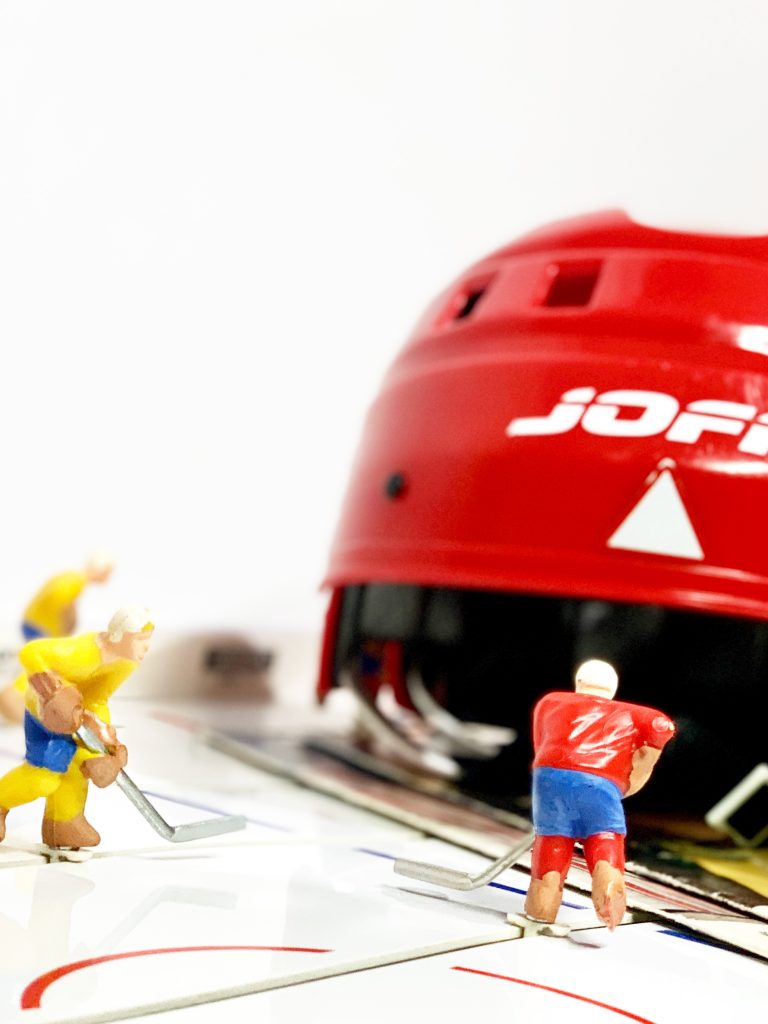 Stiga hockeyspel med Jofa hjälm på spelplan