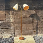 Golvlampa 2-armad i teak och mässing Retrolux antik